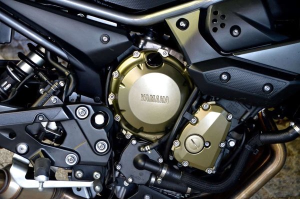 Quels sont les avantages d'un embrayage anti-dribble sur une moto de course comme la Yamaha YZF-R6 ?